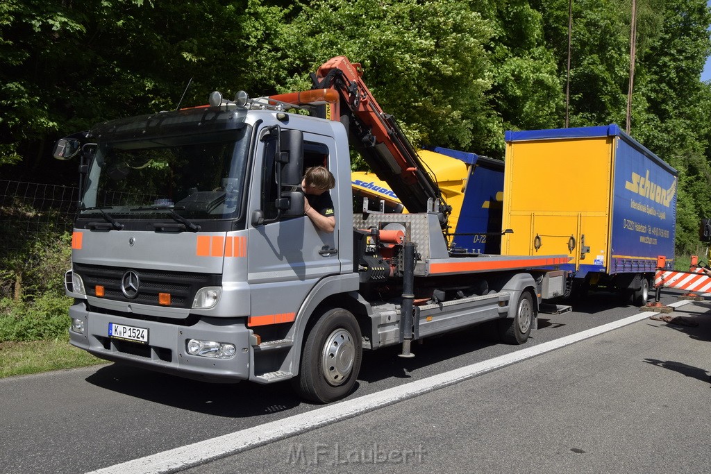 LKW in Boeschung A 3 Rich Frankfurt Hoehe Roesrath Lohmar P137.JPG - Miklos Laubert